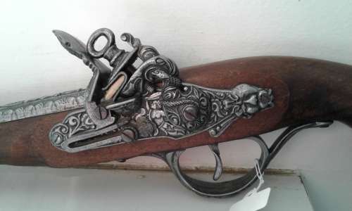 REPLICA WOOD AND METAL PISTOL MADE IN SPAIN AS NEW SEE ALL PICTURES
